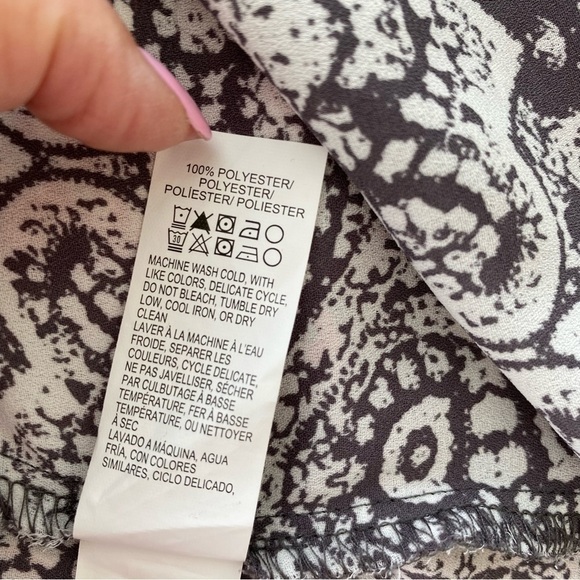 Lucky Brand tank top with v-neckline, loose &  flowy fit - Picture 9 of 9